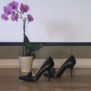 Leather pumps